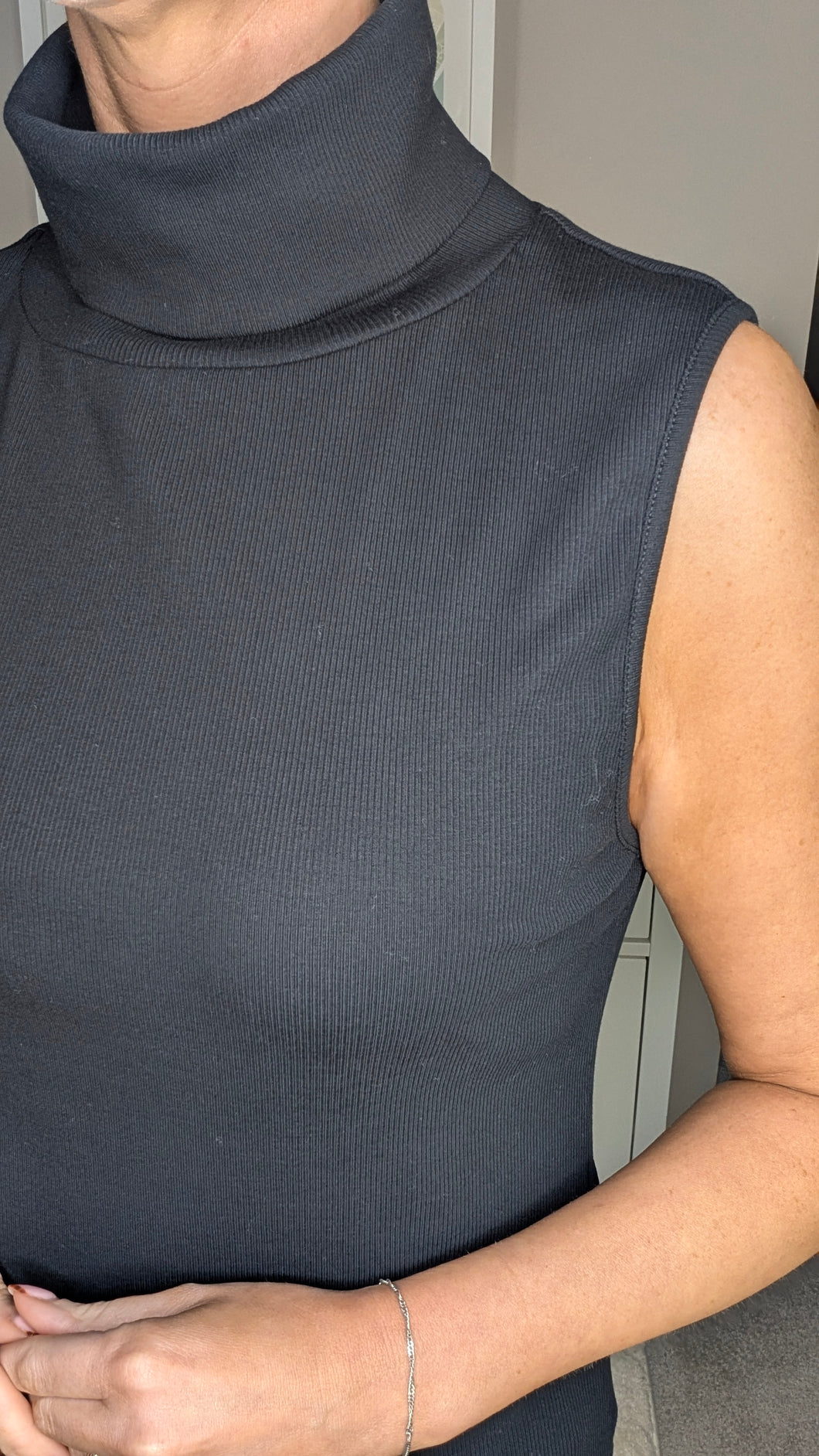 THE PENNY Sleeveless Polo - Black